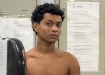 Garoto 'paga de doido' durante abordagem e morde policial em Manaus