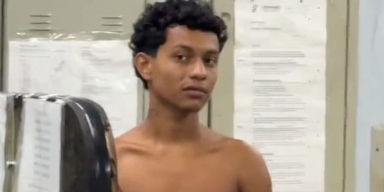 Garoto 'paga de doido' durante abordagem e morde policial em Manaus