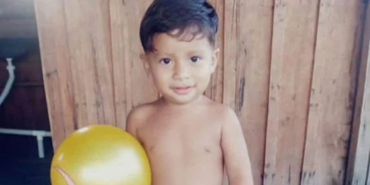 Menino de 3 anos m0rr3 afogado após cano virar no interior do Amazonas