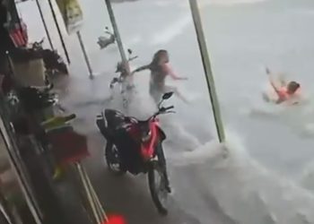 Vídeo impressionante mostra mulher sendo salva ao ser levada por correnteza em Manaus