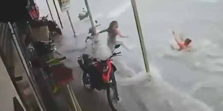 Vídeo impressionante mostra mulher sendo salva ao ser levada por correnteza em Manaus