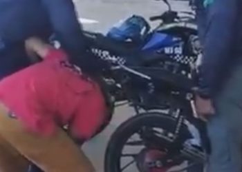 Motoqueiro 'rolezeiro' é colocado para ouvir barulho do escapamento como punição em Manaus