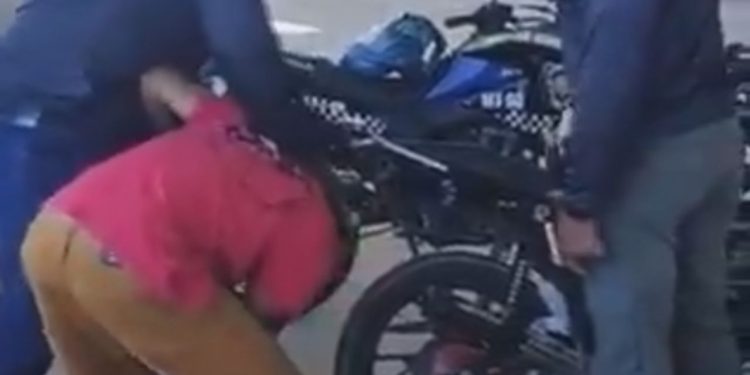 Motoqueiro 'rolezeiro' é colocado para ouvir barulho do escapamento como punição em Manaus