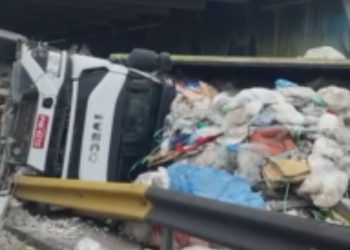 Carreta com entulhos tomba na Avenida das Flores e deixa trânsito caótico