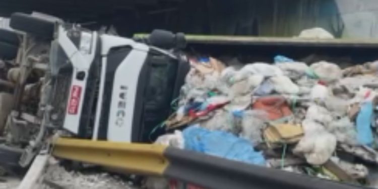Carreta com entulhos tomba na Avenida das Flores e deixa trânsito caótico