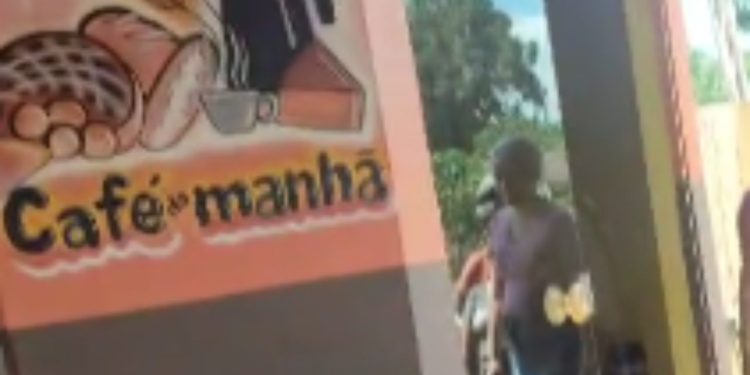 Vídeo forte: Homem sai para tomar café em estabelecimento e m0rr3 a t1r0s no Amazonas