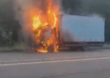 Ovo frito? Caminhão que transportava cartela de ovos pega fogo na AM-070; VÍDEO
