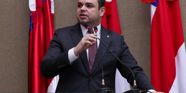 O deputado estadual, presidente da Aleam, já havia falado sobre o assunto em março de 2023. Foto: A interrupção no tráfego por via terrestre entre os municípios de Humaitá (590 quilômetros de Manaus) e Apuí (453 quilômetros) devido à interdição no Km 80 da BR-230, a Rodovia Transamazônica, reacende uma preocupação que já havia sido apresentada pelo deputado estadual Roberto Cidade (UB), presidente da Assembleia Legislativa do Amazonas (Aleam), em março de 2023. Na época, o parlamentar solicitou informações a respeito das medidas emergenciais a serem adotadas a fim de garantir a trafegabilidade da rodovia, sobretudo, no quilômetro 80. Agora ele está cobrando, de novo, a adoção de medidas para garantir a trafegabilidade. 

“Infelizmente, mais uma vez, o mesmo trecho apresenta problemas e a população é prejudicada. Estamos falando de milhares de moradores dos dois municípios, além de tantas outras pessoas que trafegam por ali. Isso prejudica não apenas o ir e vir do cidadão, como impacta muito a economia da região. É preciso que se dê uma solução definitiva e não apenas emergencial, como há quase dois anos”, cobrou o deputado presidente.

Em resposta à provocação do deputado Cidade, o Departamento Nacional de Infraestrutura de Transportes (DNIT), à época, respondeu que: “Em atendimento ao Ofício n° 131/2023/GABSECGERAL (14008353), que trata da solicitação para que medidas emergenciais sejam tomadas visando garantir a trafegabilidade da rodovia BR-230, informamos que o órgão realizou vistoria técnica ‘in loco’ e que tomou as providências por meio de emergência”.

“As medidas, porém, parecem não ter sido as mais adequadas e nem suficientemente boas, já que o transtorno se repete. Mais uma vez, vamos acionar a Superintendência Regional do DNIT para que atuem, só que agora queremos melhor resolutividade. A trafegabilidade precisa ser retomada com urgência. Para se ter uma ideia, a Comunidade do Matupi (pertencente ao município de Manicoré) está quase totalmente isolada. O prejuízo é enorme”, destacou Cidade.

Mais um rompimento

O trecho que compreende o quilômetro 80, da BR-230, cedeu mais uma vez nesta semana após o rompimento de um bueiro. A interdição afeta a logística e, consequentemente, toda a cadeia econômica da região. O trecho está com o tráfego de veículos totalmente interrompido.

O DNIT interditou o trecho afetado e informou que equipes foram enviadas para o local para avaliar a situação e iniciar as obras de recuperação, mas que, no entanto, em caso de chuvas a operação poderá ser adiada. Foto: Herick Pereira