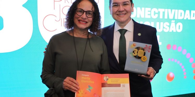 Prof. Dr. Darlisom Ferreira foi agraciado com a categoria Mérito Científico na 30ª edição da premiação. Foto: Divulgação/UEA