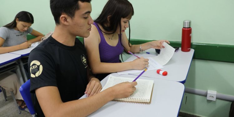 Com aulas presenciais somente aos sábados, o curso pré-vestibular AprovENS é voltado a estudantes matriculados no ensino médio ou portadores de certificado de conclusão de ensino médio. Foto: Divulgação