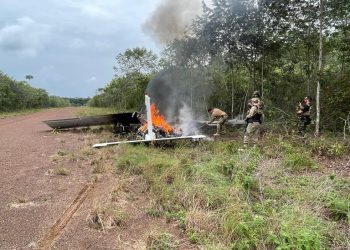 O avião BEM-810 Seneca, matrícula PT-FRU, foi detectado pela FAB circulando no espaço aéreo brasileiro sem plano de voo. Foto: Divulgação