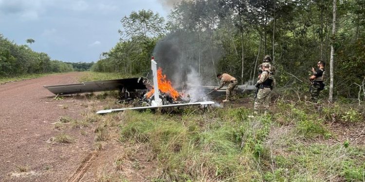 O avião BEM-810 Seneca, matrícula PT-FRU, foi detectado pela FAB circulando no espaço aéreo brasileiro sem plano de voo. Foto: Divulgação