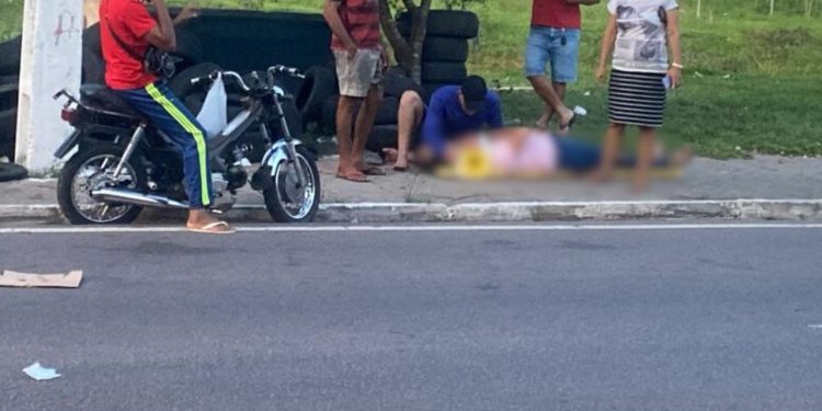 Vídeo: Motoqueira desvia de cachorro, c0lide em ônibus e é arremess4da na avenida Brasil