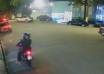 Vídeo mostra bandid0s assaltand0 rapaz na frente de delegacia em Manaus