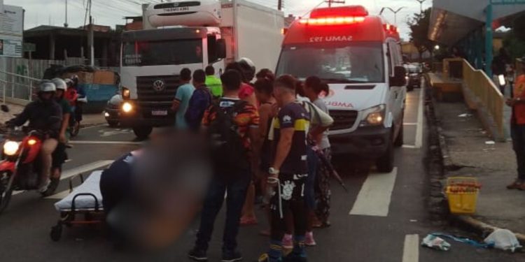 Na faixa, garoto de 15 anos é atr0pelad0 por moto na avenida Cosme Ferreira; VÍDEO