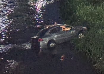 Vídeo: Bêbado, motorista cai com o carro em igarapé na Compensa e sai ileso