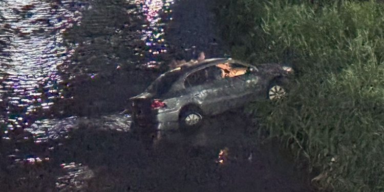 Vídeo: Bêbado, motorista cai com o carro em igarapé na Compensa e sai ileso