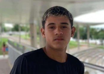 Garoto de 17 anos m0rr3 após c0lidir moto contra caminhão que transportava boi no Amazonas