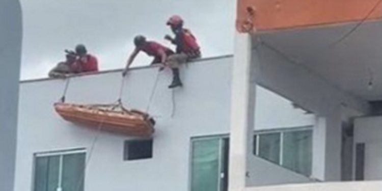 Vídeo mostra momento que bombeiros realizam resgate de pintor que foi eletrocutado em Manaus