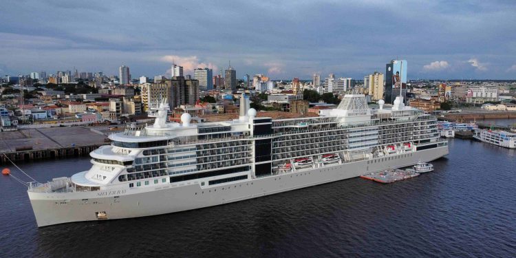 O Governo do Amazonas, por meio da Empresa Estadual de Turismo (Amazonastur), realizou o receptivo dos visitantes com atendimento bilíngue. Foto: Lucas Silva / Amazonastur