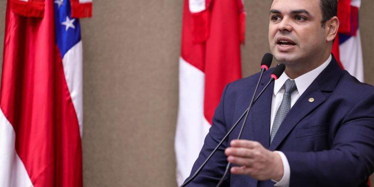 Deputado estadual Roberto Cidade (UB), voltou a questionar a Prefeitura de Manaus. Foto: Herick Pereira