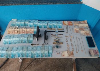 Equipe policial realizou o resgate de reféns e registrou a apreensão de armas e dinheiro. Foto: Divulgação/PMAM