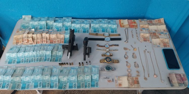 Equipe policial realizou o resgate de reféns e registrou a apreensão de armas e dinheiro. Foto: Divulgação/PMAM