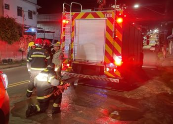 Casal sai de casa, esquece panela no fogão e perde tudo em incêndio em Manaus