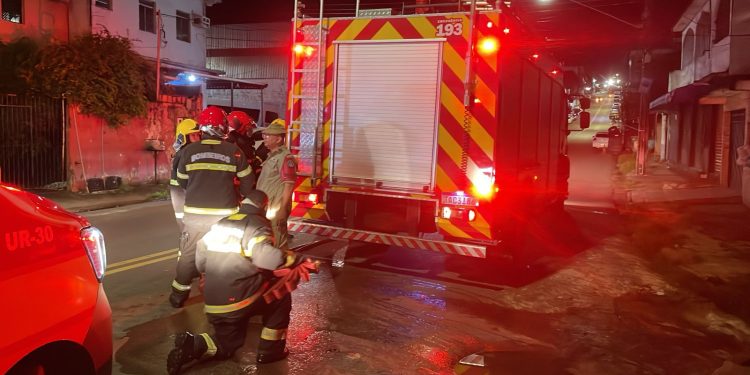 Casal sai de casa, esquece panela no fogão e perde tudo em incêndio em Manaus