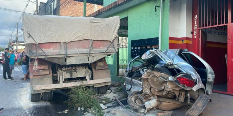 O motorista do caminhão disse que a barra de direção quebrou. Foto: Reprodução