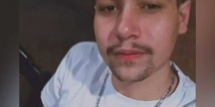 Ele teve uma faca cravada no pescoço após levar um coice de um touro. Foto: Reprodução