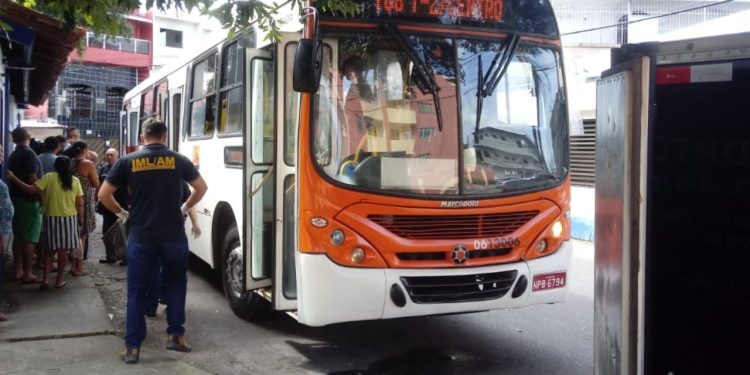 Passageiro que estava indo trabalhar passa mal e m0rr3 dentro da linha 708