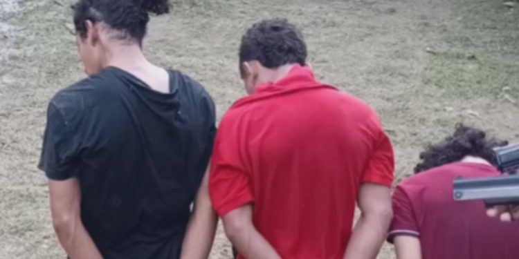 Bandidos assaltam ônibus em Manaus, fogem e se escondem debaixo da cama ao verem a Rocam