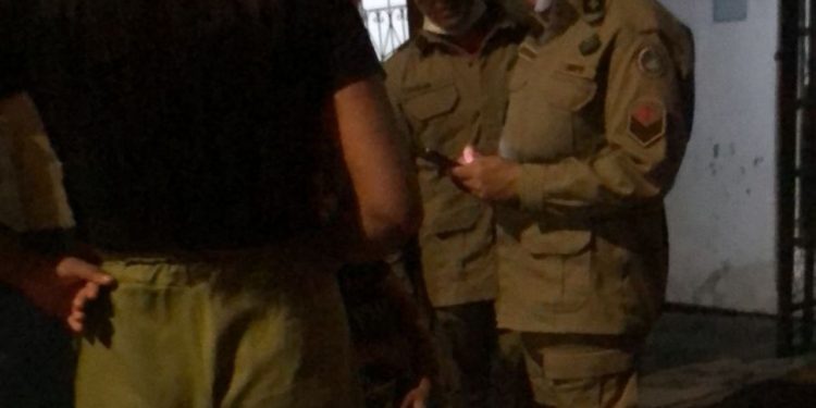 Ao acender churrasqueira, pai fica com queimaduras no rosto junto com o filho em Manaus