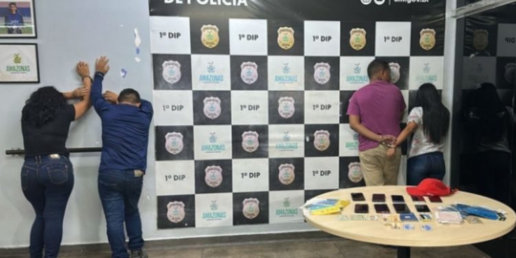 Em Manaus, quadrilha que furt0u celulares em ônibus é presa comemorando em bar