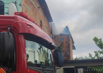 Vídeos: Incêndio no bairro Lírio do Vale deixa duas residências totalmente destruídas
