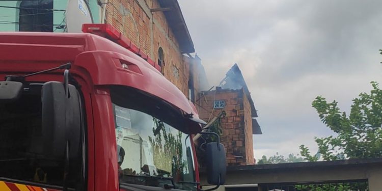 Vídeos: Incêndio no bairro Lírio do Vale deixa duas residências totalmente destruídas