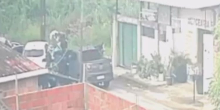 Vídeo: PM é preso com motorista após sequestr4r, t0rtur4r e obrigá-lo a fazer Pix de R$ 5 mil em Manaus