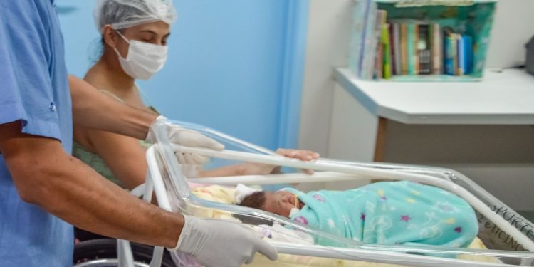 Eloá nasceu no dia 8 de fevereiro, de parto cesáreo, após a mãe, Daniela Tavares, enfrentar uma gestação de alto risco devido à incompatibilidade sanguínea entre ambas. Foto: Evandro Seixas - SES-AM