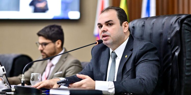 Roberto Cidade reforça lei de sua autoria que propõe o desenvolvimento de programa educativo para o uso de mídias sociais e jogos eletrônicos