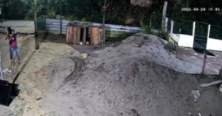 Imagens captadas por câmeras de segurança mostram o momento em que uma das vítimas foi abordada e dominada. Foto: Divulgação