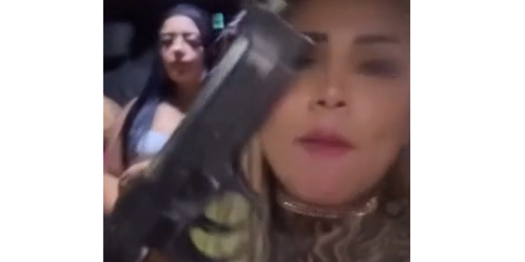 A mulher foi na delegacia levar a arma falsa. Foto: Reprodução