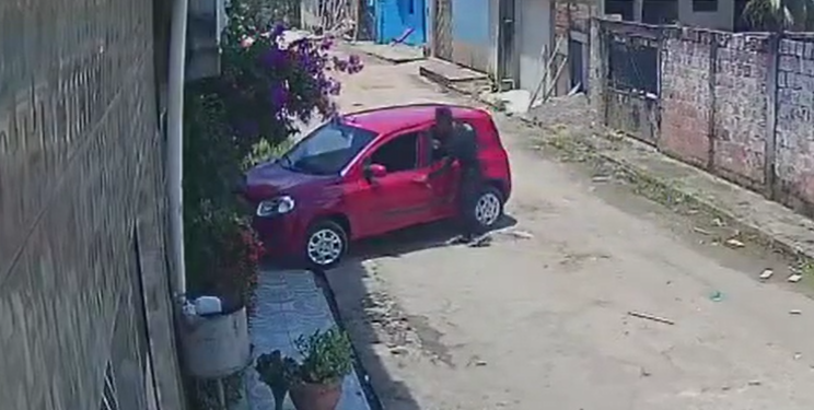 A mulher foi só abrir o portão e já era. Foto: Reprodução