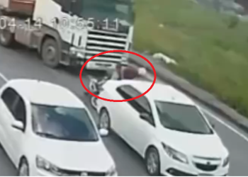 O homem bateu em um carro e depois quase foi esmagado. Foto: Reprodução