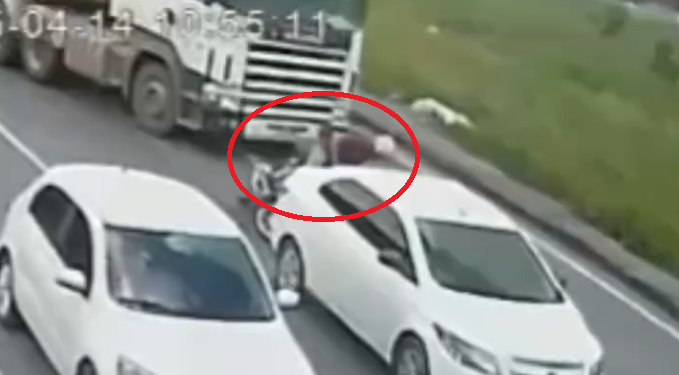 O homem bateu em um carro e depois quase foi esmagado. Foto: Reprodução