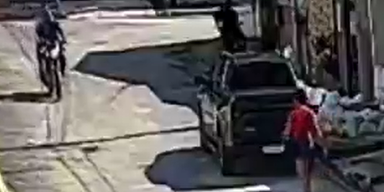 Eles chegam de moto, o garupa desce e aborda ela. Foto: Reprodução