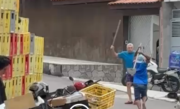 Nas imagens, o idoso está com um pedaço de pau e tenta se proteger. Foto: Reprodução