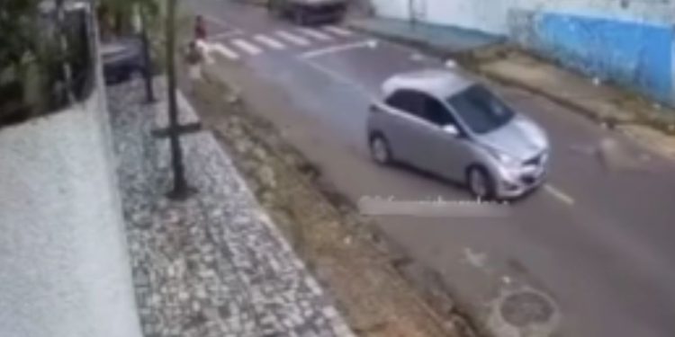 Vídeo mostra idosa sendo atr0pel4da na faixa de pedestre no Alvorada; ela morreu no hospital