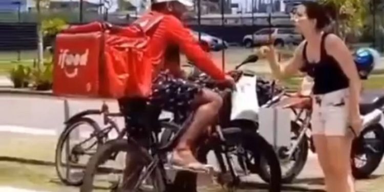 Vídeo: Delegada surta com entregador que não foi até seu apartamento deixar a comida: 'Vagabund0'