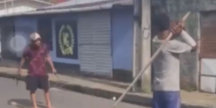 Vídeo: Com fac4 e pedaço de madeira, homens se armam para brigarem em Tefé: 'Vem, se tu é homem mesmo'